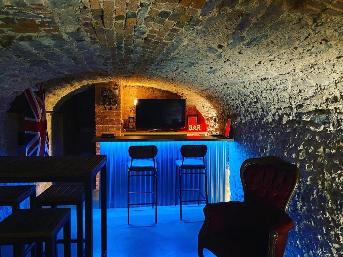 Villa Immaculate 5 Bed House with Unique Cellar Bar à Warminster Extérieur photo